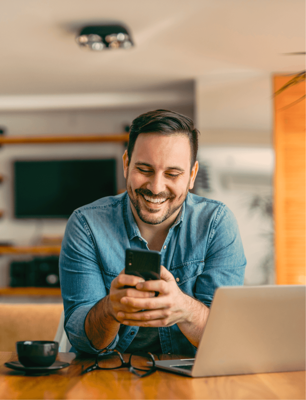 Pessoa usando celular